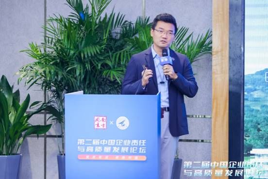 說明: 人的照片上寫著字中度可信度描述已自動生成