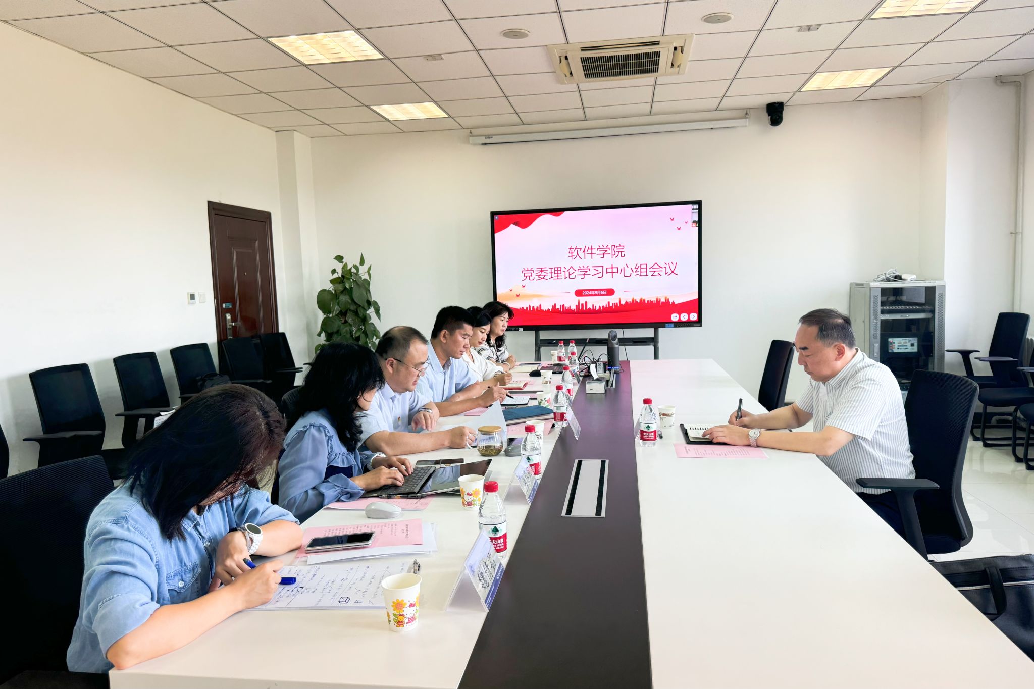 圖1黨委理論中心組學習.jpg 圖1黨委理論中心組學習.jpg